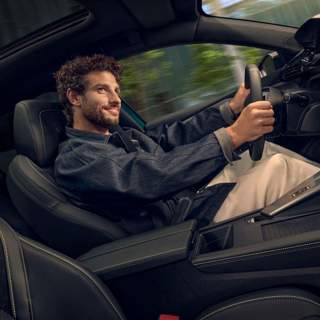 Man die rijdt in de nieuwe PEUGEOT 308
