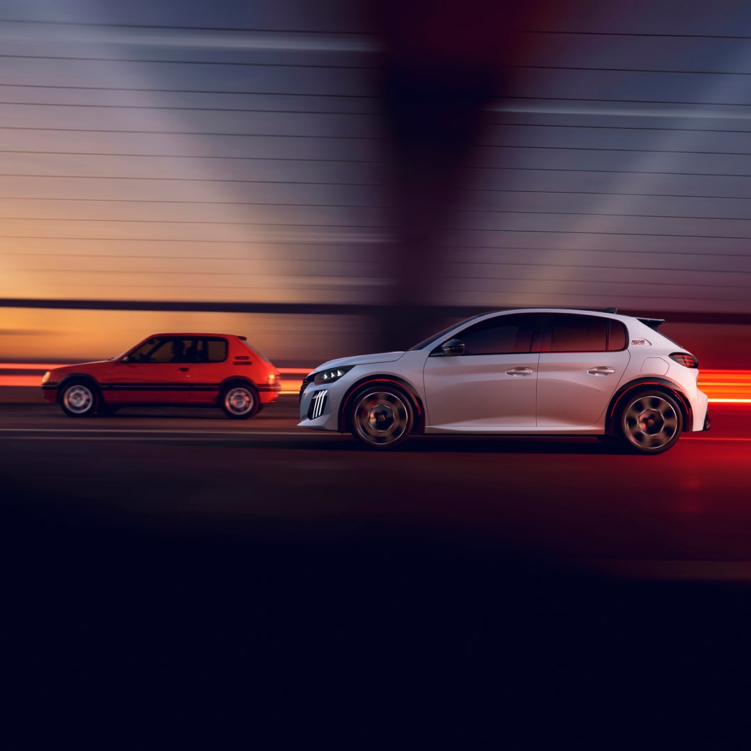 PEUGEOT 205 GTi en PEUGEOT E‑208 GTi naast elkaar