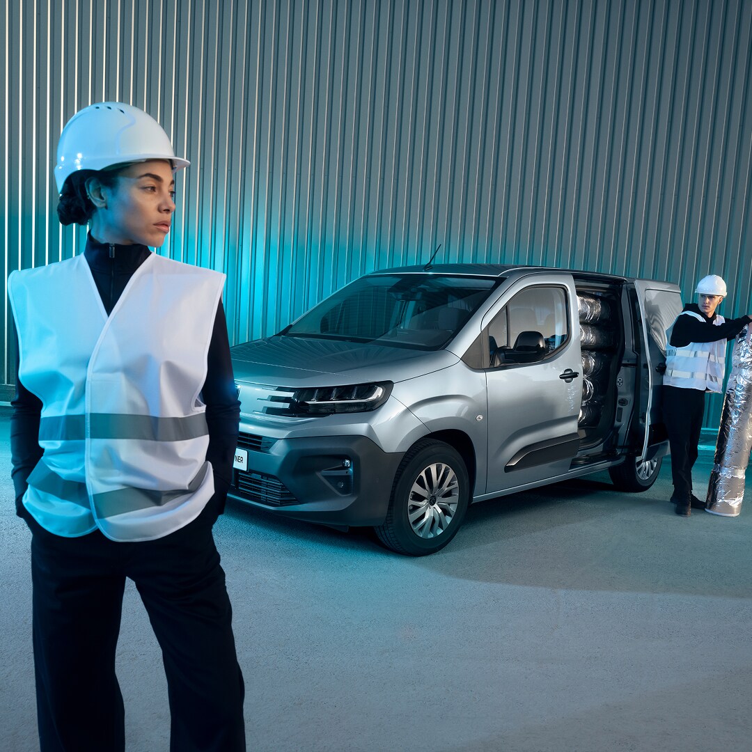 Vrouw staat naast een PEUGEOT E-Partner