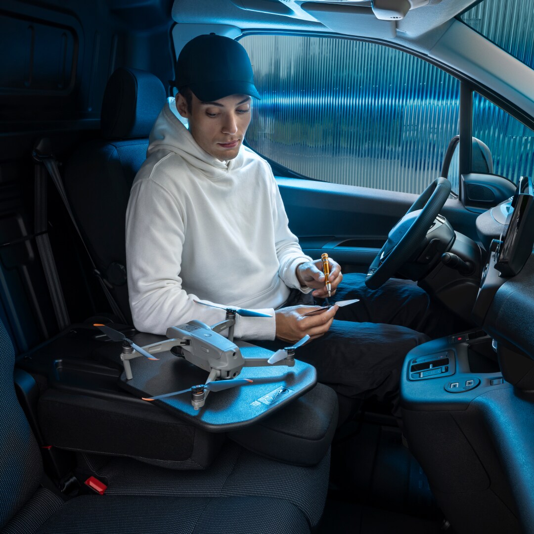 Man in PEUGEOT E-Partner