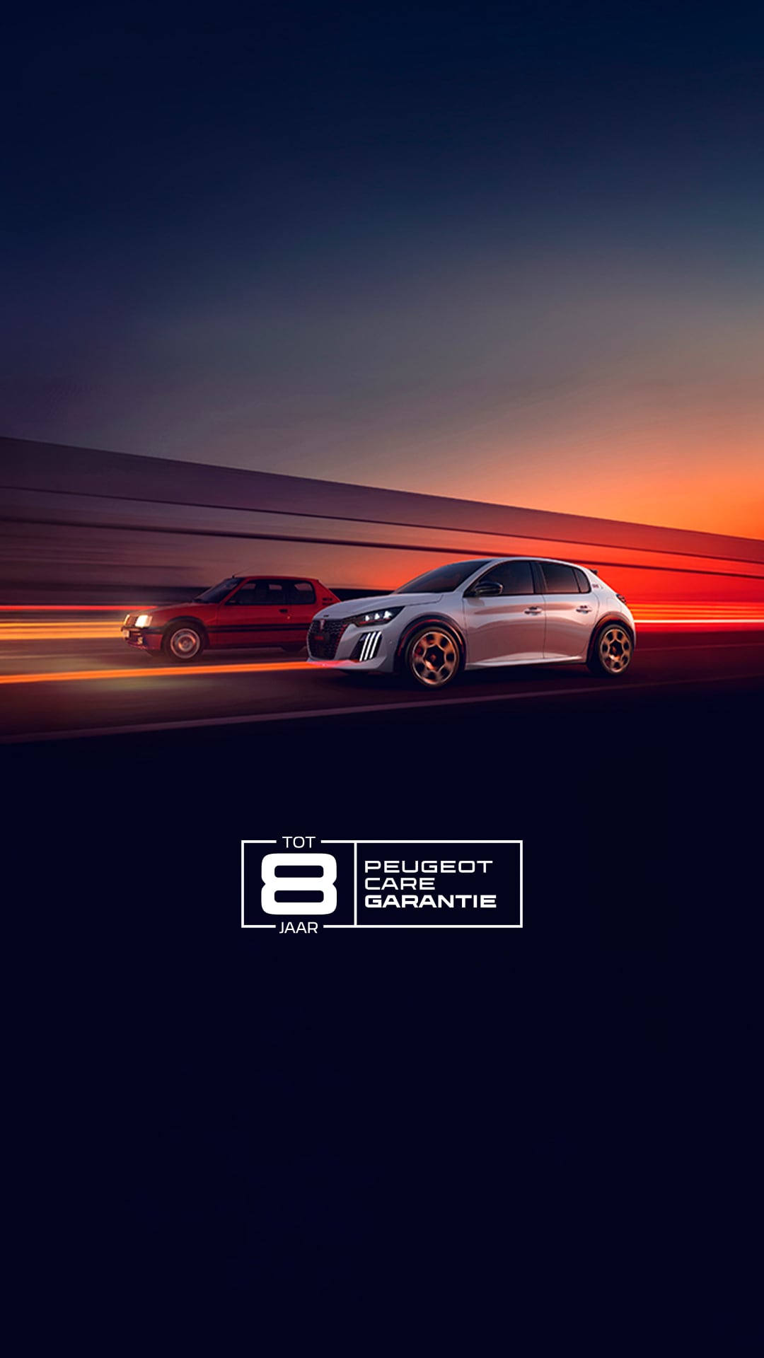 PEUGEOT 205 GTi en PEUGEOT E‑208 GTi naast elkaar in actie